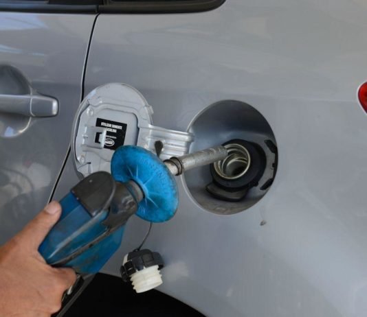 Gasolina já supera R$ 7 em alguns estados, diz ANP; Sul lidera com R$ 7,219 o litro